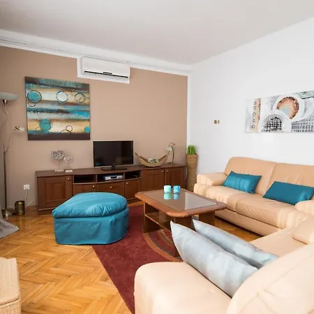 Valentino 1 Apartment